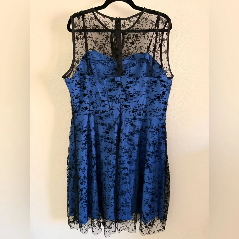 NWOT Chic Blue and Black Lace Dress - Picture 4 of 6